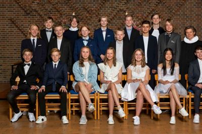 Konfirmanderne blev fotograferet sammen med sognepræst Gitte Thorsøe. Foto: Erling Jørgensen