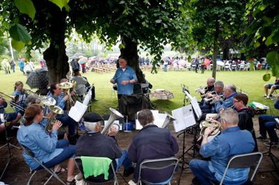 Det traditionsrige sommermøde på Møltrup Optagelseshjem tiltrækker altid mange mennesker. Også selvom det gode vejr skulle svigte, sådan som tilfældet var sidste år, da FDF's orkester spillede i ly af de store træer. ?Foto: Flemming Hansen