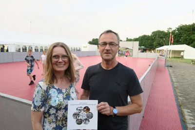Charlotte Lindhardt kom på noget af en opgave, da hun skulle skrive Studsgård GIF's historie. Klubhuset brændte i 1996 og med det de gamle arkiver. Charlotte Lindhardt har talt med 8-10 unge og gamle medlemmer af landsbyens idrætsforening, der har Torben Halkjær som fællesformand. ?foto: jesper wind