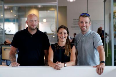 Bravo Tour og RaceMakers lancerer TriCamps fra januar 2019. Fra venstre er det Morten Stampe og Katrine Foldager fra gruppeafdelingen i Bravo Tours samt medstifter og medejer af RaceMakers, Jacob Sonne-Schmidt, som er nogle af folkene bag tiltaget. Foto: Flemming Hansen