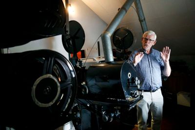 Jens Udbye i operatørrummet, hvor de gamle maskiner står side om side med den nye fremviser. ?foto: flemming hansen
