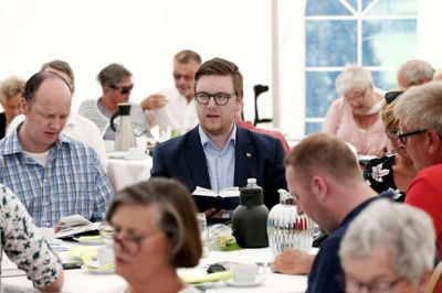 Rasmus Norup (midt i billedet): Socialdemokraterne kan ikke indtage et politisk standpunkt, uden lige at have undersøgt, hvad Dansk Folkeparti mener først.? Foto: flemming Hansen