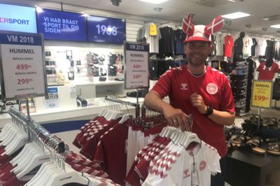 Den ikoniske klaphat er tilbage. Souschef i Intersport i Bredgade, Hans Sørensen. Foto: Martin Hove Thomsen