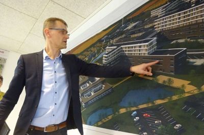 Byggeledelsen skal finde besparelser for 42 millioner kroner og får samtidig forstærkning fra Aarhus for at få bedre styr på byggeriet af Regionshospitalet Gødstrup. - Siden byggeriets start i 2010 har vi kørt med en smal og effektiv model for vores styring af byggepladsen. Nu kræver situationen, at vi sadler om. Hver en sten skal vendes, for at vi kan komme i mål inden for den økonomiske ramme, forklarer hospitalsdirektør Poul Michaelsen. ?foto: Lars Work Kristensen