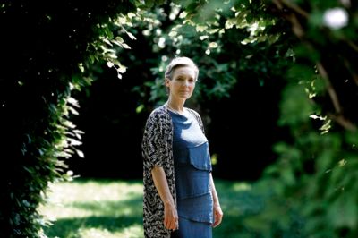 Det var som at stå på en 10 meter vippe, siger 54-årige Susanne Bøgeløv Storm, om den følelse, hun havde, da hun sagde ja til at medvirke i TV 2 og Politikens dokumentarserie »De misbrugte filmbørn«, der blev vist i foråret. I 1979 da retssagen mod filminstruktør Ernst Johansen kørte, svælgede formiddagspressen i lolitasex og insinuationer om, at pigerne havde ladet sig lokke med løfter om en filmrolle og nærmest selv havde været ude om det: - Og jeg anede jo ikke, om jeg rendte ind i de journalister igen, siger hun. Men hun endte altså med at sige ja, og hun har kun fået masser af sympati og positive tilkendegivelser for sin medvirken.? Foto: Henrik Ole Jensen