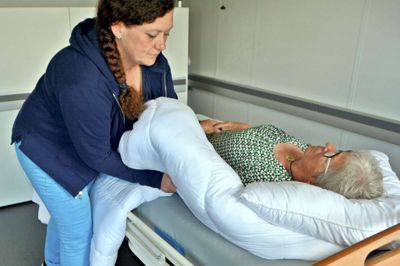 Den kropsafgrænsende lejring udført i praksis af ergoterapeut Christina Hjelm Jakobsen med en frivillig test-person. ?Foto: Herning Kommune/Allan Boye Thulstrup