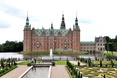 Særudstillingen om kronprinsen har til huse i et af kongerigets mest royale bygninger, nemlig på Frederiksborg Slot i Hillerød.