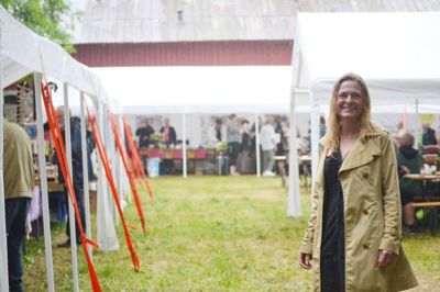 Museumsinspektør Julie Lolk var temmelig stolt af det store engagement i Kildemarkedet - trods regnen. ?FOTO: PrivatFOTO