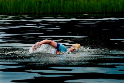 Anstrengelserne begyndte i det 23,1 grader varme vand i Fuglsang Sø. Foto: Henrik Ole Jensen