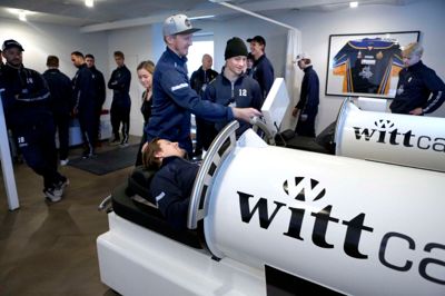 Witt Clinic er et af mange forretningsområder hos Witt A/S. På velværeklinikken foretages både vakuum- og skønhedsbehandlinger. Billedet her er taget sidste efterår, hvor ishockeyspillerne fra Blue Fox besøgte Witt Clinic for at få vakuumbehandlinger. ?Foto: Henrik Ole Jensen