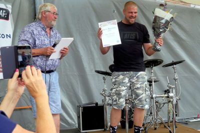 Sidste år blev Urban Street Zone og Rune Lyager Årets Brandit sammen med formanden for Brande Borgerforening Ole Daigaard (t.v.) ?Foto: Anna Østergaard Bjørn