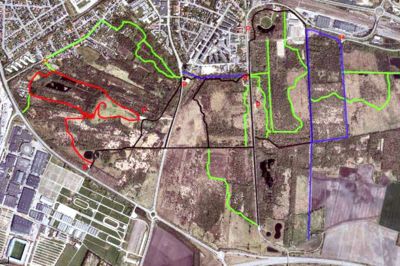 Herning Kommune vil fremover kun love tørre stier i Knudmosen på de sorte strækninger, som har en længde på 6,5 kilometer. På resten af stierne - de røde og de grønne - vil delstrækninger stå under vand på forskellige tidspunkter af året. De blå strækninger er ridestier. ?Kort: Herning Kommune
