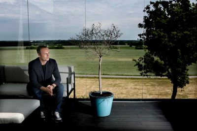 Allan Vad Nielsen nyder den skønne udsigt fra huset på Remmebakken i Ikast. Allerede efter godt et år som administrerende direktør for Hummel har han fundet melodien - både når det gælder medarbejderne og forholdet til ejeren Christian Stadil, som Allan Vad Nielsen samarbejder fremragende med. Foto: Henrik Ole Jensen