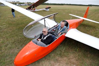 Carsten Mortensen fra friplejehjemmet Højbo var klar til flyvetur. Bag ham pilot Jørgen Brun, der har det efternavn, fordi han flyver sådan, at folk får ondt i maven, som en af de ansatte ved friplejehjemmet sagde det med et grin.? foto: henrik ole jensen