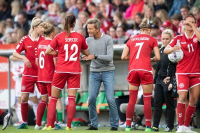 Danmarks landstræner Lars Søndergaard - her i samtale med sine spillere under gårsdagens VM-kvalifikationskamp i Viborg - er begejstret for Pernille Harders fornemme sæson i klub- og landsholdsregi. - Pernille tilhører verdens absolut bedste, fastslår Søndergaard over for Herning Folkeblad.? Foto: Bo Amstrup/Ritzau Scanpix