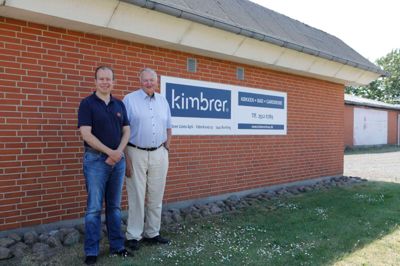 Køkkenproducenten Kimbrer er rykket fra Farsø i Nordjylland til Fabriksvej i Bording. Herfra vil de tilbyde snedkerkøkkener af høj kvalitet, som tilpasses individuelle behov. Her ses indehaver Hardy Mortensen, der får hjælp til at drive firmaet af sønnen Peter Mortensen. ?Foto: Henrik Ole Jensen