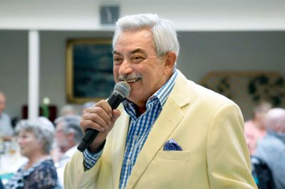Johnny Reimar fyldte 75 år i tirsdags, og onsdag gav han koncert til Sandfeldgårdens sommerfest i Kibæk, hvor han fik folk op af stolene til gamle kendte sange. ?Foto: Henrik Ole Jensen