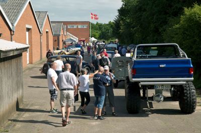 Autogalleriet i Birk danner ramme om politisk debat. Foto: Privat
