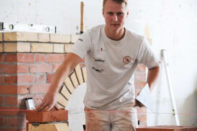Flere familiemedlemmer og ansatte i Spjald-firmaet vil rejse til Budapest og heppe på Kenneth Meldgaard Ebbesen, når han til september skal deltage i EuroSkills. ? Foto: Privatfoto