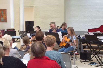 Omkring 100 var til sommerkoncert på Kibæk Skole, hvor elever fra Herning Musikskole gav koncert. ? Foto: Privatfoto
