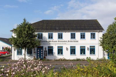 Aftensmaden nyder vi på den hyggelige og historiske gamle grænsekro i Christiansfeld.