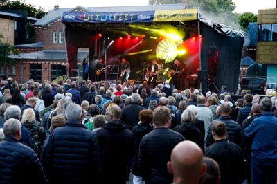 Kulturfest Herning har haft undertitlen »Tæt på solen«, og det var netop temaet under den afsluttende koncert på Torvet lørdag aften. ? Foto: Flemming Hansen