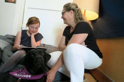 Tryghed og hygge med læsehunden Balder har givet Sofie Katrine Smidstrup nyt mod på at lære at læse. Lærer Kirsten Finnerup mener, at flere skoler børn anskaffe sig en læsehund.? foto: jesper wind