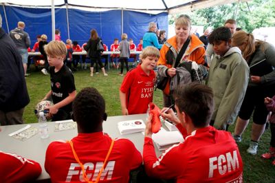 Der blev skrevet på alt fra fra trøjer til fodboldstøvler, da FCM-spillerne besøgte Studsgård-borgerne. ?Foto: Flemming Hansen