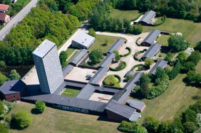 Herning Højskole blev opført i 1960-62 på initiativ af de tre brødre og tekstilfabrikanter Aage, Mads og Knud Damgård. ? foto: flemming hansen