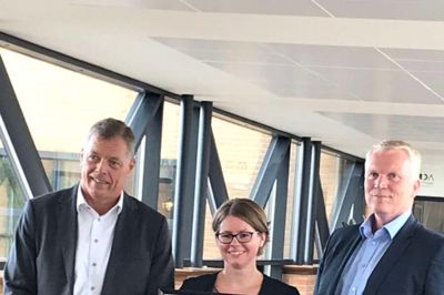 Administrerende direktør i Egetæpper, Svend Aage Færch Nielsen (t.v.) glæder sig over miljøprisen fra EU. Den danske bedømmelseskomite, der skulle udvælge vinderne af prisen, består blandt andre af Miljø- og Fødevareministeriet ?Foto: Pr-foto