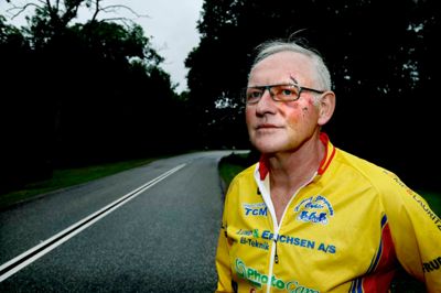 Jørgen Bylov og de øvrige ryttere fra Tjørring Cykel Motion nåede ikke at reagere, før en varevogn pludselig overhalede i svinget med fuldt optrukne linjer og sendte flere af rytterne i asfalten. ? foto: Henrik Ole Jensen