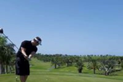 Daniel Nygaard fra Kibæk spiller på torsdag maratongolf i Aakov Golfklub for at skabe opmærksomhed omkring og samle penge ind til fordel for prostatakræftforeningen. Daniel Nygaard har været professionel golfspiller og er nuværende klubmester i Aaskov Golfklub. Billedet er fra træning på en ferie på Gran Canaria. ? Foto: Privatfoto,