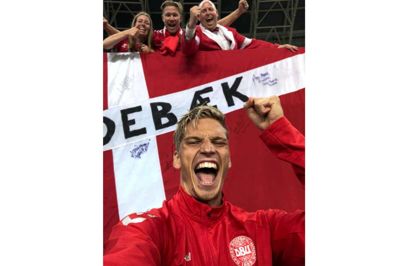 I forbindelse med VM-kampen mod Peru kom Arne Stampe Pedersen (øverst til højre) helt tæt på flere af landsholdsspillerne - blandt andre den højrebenede venstreback, Jens Stryger Larsen. ?Foto: Privatfoto