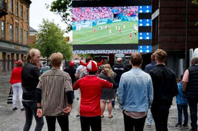 Ved det danske landsholds første kamp ved VM i fodbold, mødte de Peru uden for normal arbejdstid - nærmere bestemt 18.00. Det er dog ikke tilfældet i morgen, hvor kampen mod Australien allerede bliver fløjtet i gang 14.00. Det gør, at det nok ikke er alle, der kan tage fri fra arbejde for at se kampen på storskærm på Torvet. Foto: Flemming Hansen