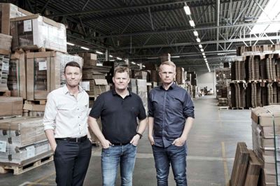 Max Dalsgaard (t.v.) ejer og driver KD Emballage i samarbejde med de to medejere Bo Møller (midten) og Jakob Grønnemark. Her er de fotograferet i de nye lagerbygninger. Foto: PR-foto