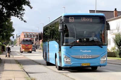 Passagerer på rute 53 Herning-Kølvrå-Karup-Viborg skal vænne sig til nye tider fra 1. juli. Man kan allerede nu se de nye køreplaner på Midttrafiks hjemmeside, ligesom de nye tider også slår igennem ved søgning i Rejseplanen. ?Foto: Christian Sjurman
