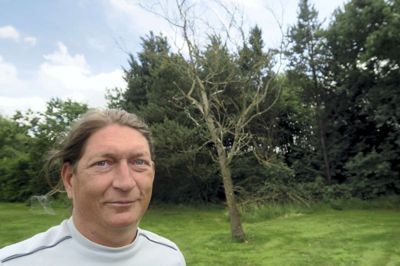 Heinrich Hermansen fra Herning Fiskepark er landet i en strid med naboen, som ved et uheld ledte store mængder regnvand ind på fiskeparkens arealer. Resultatet er, mener fiskeparkens ejer, en række udgåede træer som dette piletræ i baggrunden. ? Foto: Bo Lundgaard