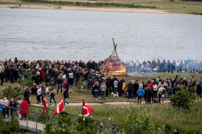 Hundredevis af herningensere var mødt op til spejdere og FDF'eres sankthansaften ved Fuglsang Sø, hvor borgmester Lars Krarup holdt båltalen. ?Foto: Tom Laursen
