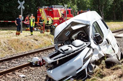 Tirsdag 19. juni blev to personer dræbt, da en minibus blev ramt af et tog nær Varde. Ulykken skete i en usikret jernbaneoverskæring, der efter planen skulle nedlægges i år, men først bliver det næste år. Værre ser det ud omkring Herning, hvor Banedanmark har udskudt arbejdet med at sikre de farlige overkørsler til engang efter 2022. ?Foto: John Randeris/Ritzau Scanpix