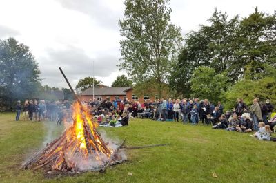 FDF-Bording havde sørget for at placere sankthansbålet på et sted med rimelig læ for den ellers kraftige blæst. Trods lave temperaturer var der et flot fremmøde til midsommerfejringen. ?Foto: Thomas Vang Nielsen
