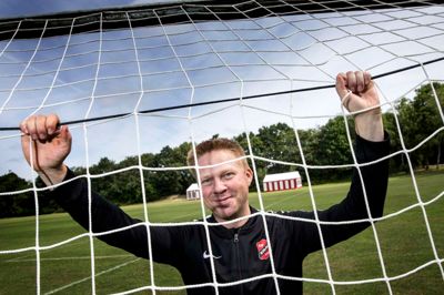 Stilhed før storm på bane et, der ligger over for Kibæk Krydsfelt, hvor Niels Langkjær, der er kasserer i Kibæk IF og koordinator for Kibæk Cup, sammen med andre frivillige gør klar til det store rykind. ?Foto: Tom Laursen