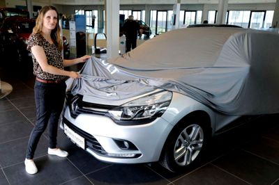 Renault Clio'en var fint pakket ind, da Maj-Britt Aagaard Skytte kom for at hente den, og hun fik selv æren af at hive tæppet af. ? foto: Henrik Ole Jensen