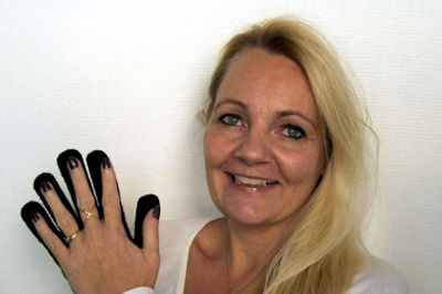 Ved Herning Østergades Apoteks temadag præsenterer Anette Hemmingsen fra Unique Supply både handsker og strømper fra serien Magic Gel. ?Foto: PR-foto