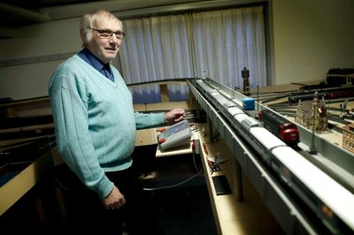 Aage Lavrsen fortæller, at pengene skal bruges på huse, gadelys, træer og buske til landskabet. - Materialet bruger vi jo ikke penge på, for det skal vi selv komme med. Og så taler vi om, at vi godt kunne tænke os at få bilerne til at køre rundt i skinner på landevejene, ligesom togene kører rundt, så vi virkelig kan få det til at se livligt og naturligt ud, siger han. ?Foto: Flemming Hansen