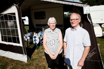 Hanne og Ubbe Madsen, Bjerringbro:
- Vi har været med her i Haderup de seneste seks-syv år, og vi kommer her, fordi der er et godt fællesskab og en masse åndelig velsignelse. Der er bibelcamping flere steder i landet, men det her er et lidt mindre sted, og det passer os rigtig godt.