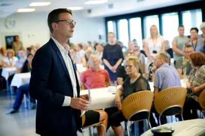Skatteminister Karsten Lauritzen (V) er i disse dage på tur rundt i landet for at indvie landets syv nye skattestyrelser. Efter indvielsen af Administrations- og Servicestyrelsens hovedsæde i Herning drog han til Aarhus for at indvie Toldstyrelsen. Foto: Flemming Hansen
