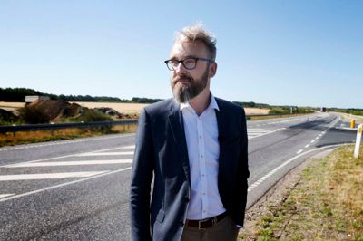 Trafikminister Ole Birk Olesen (LA) var torsdag i Sunds for at se på forarbejdet til, at hastigheden kan hæves fra 80 km/t til 90 km/t på omfartsvejen. Det skal spare samfundet tid og penge, siger ministeren.?foto: flemming hansen