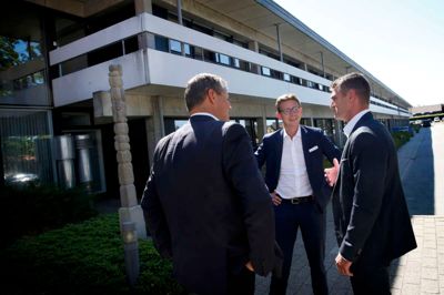 Herning-borgmester Lars Krarup (t.v.) og direktør i Administrations- og Servicestyrelsen Claus Henrik Larsen (t.h.) tog imod skatteminister Karsten Lauritzen uden for den nye styrelse, der officielt åbner 1. juli. Foto: Flemming Hansen