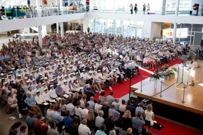 Med 195 studenter fra HHX Herning og 112 studenter fra HTX Herning og tilhørende familie var der godt fyldt op på stolerækkerne til fredagens dimission på Herningsholm Erhvervsgymnasium. ?Foto: Flemming Hansen