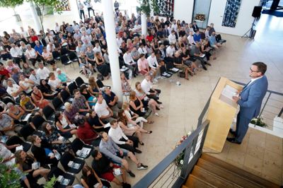 Dimissionen på Institut for Forretningsudvikling og Teknologi bød blandt andet på tale af Carsten Thygesen.? Foto: Flemming Hansen
